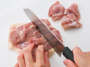 鶏肉マスタード切る