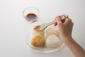 ラクック_01焼きおにぎり_調理01_l